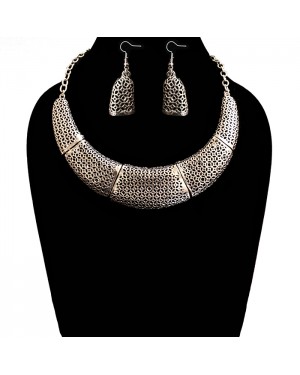 Curved Collar Necklace 